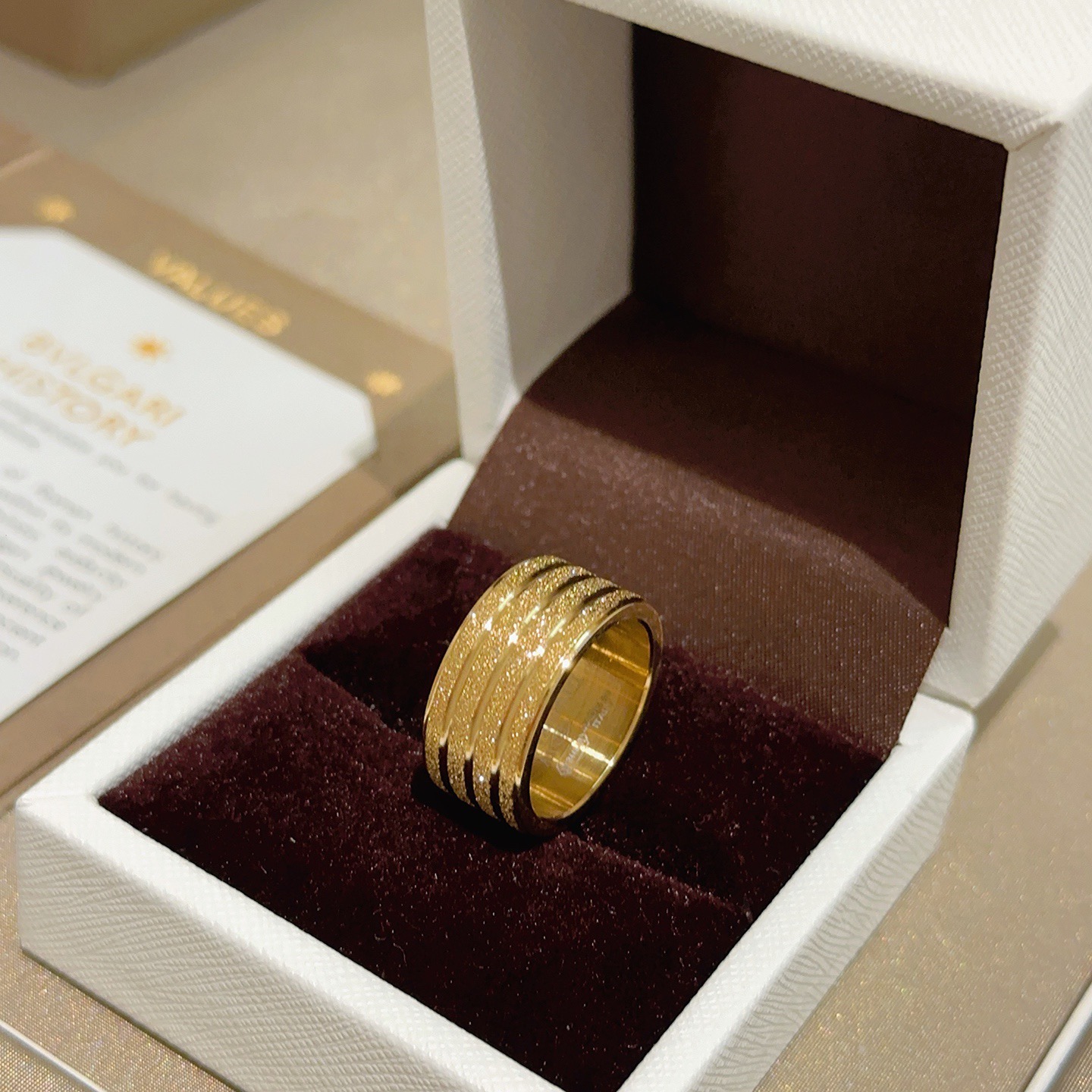 Bvlgari B zero1 ring Yellow gold with diamond-paved grooved detailing 10