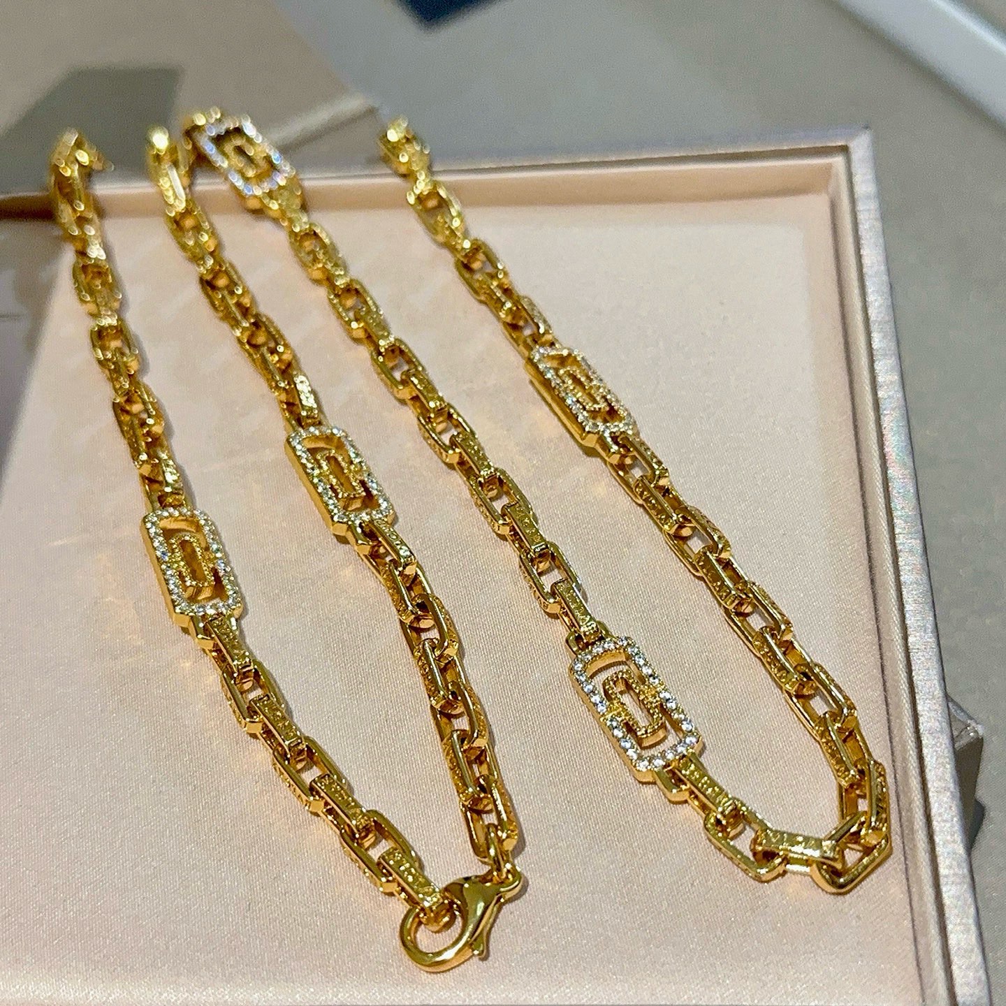 Bvlgari Bvlgari V necklace yellow gold with clear diamond pave accents 45cm