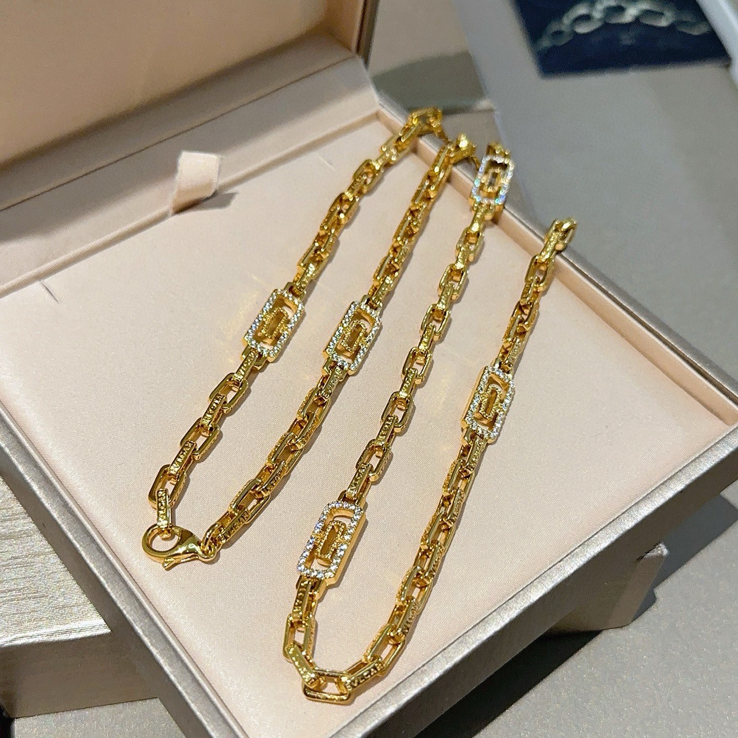 Bvlgari Bvlgari V necklace yellow gold with clear diamond pave accents 45cm