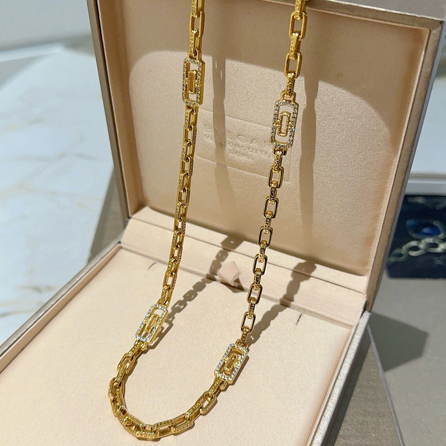 Bvlgari Bvlgari V necklace yellow gold with clear diamond pave accents 45cm