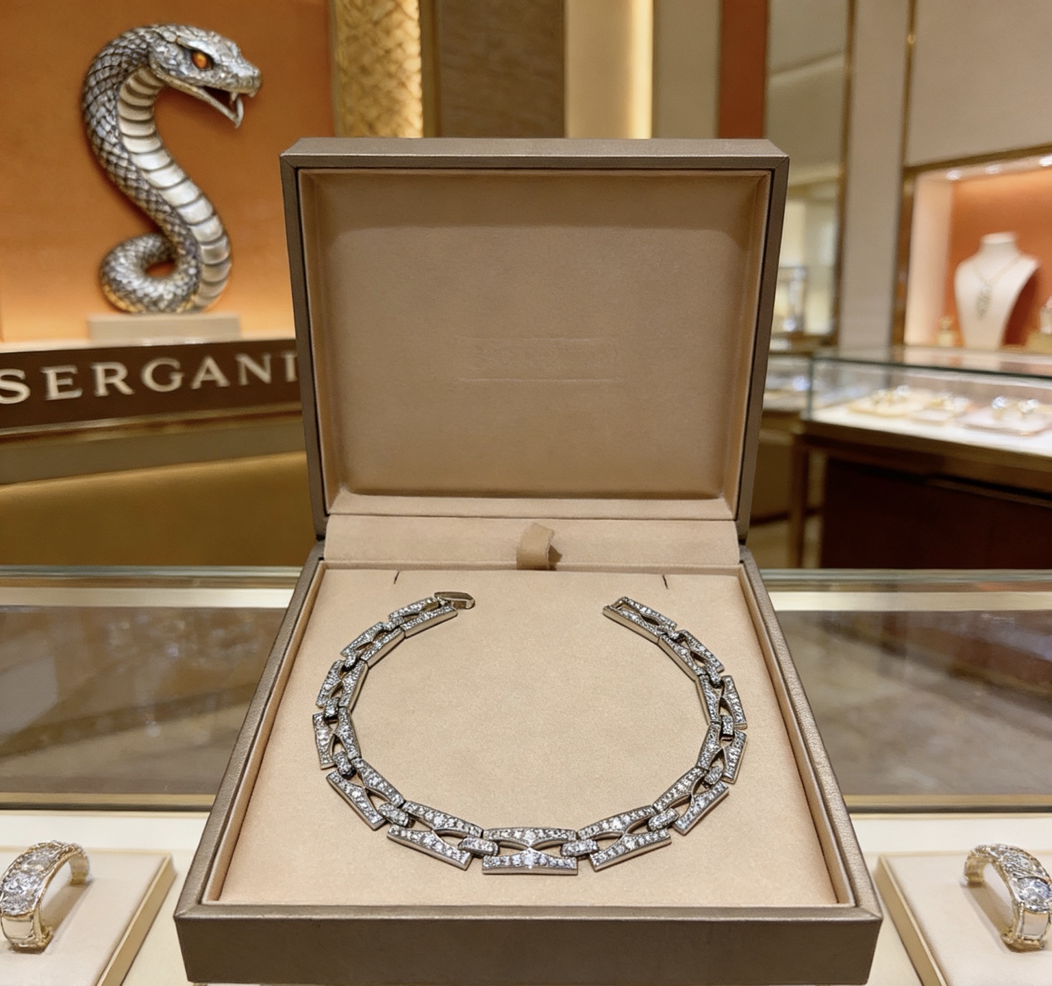 Bvlgari DIVAS DREAM bracelet 18k white gold with pave diamonds 18cm