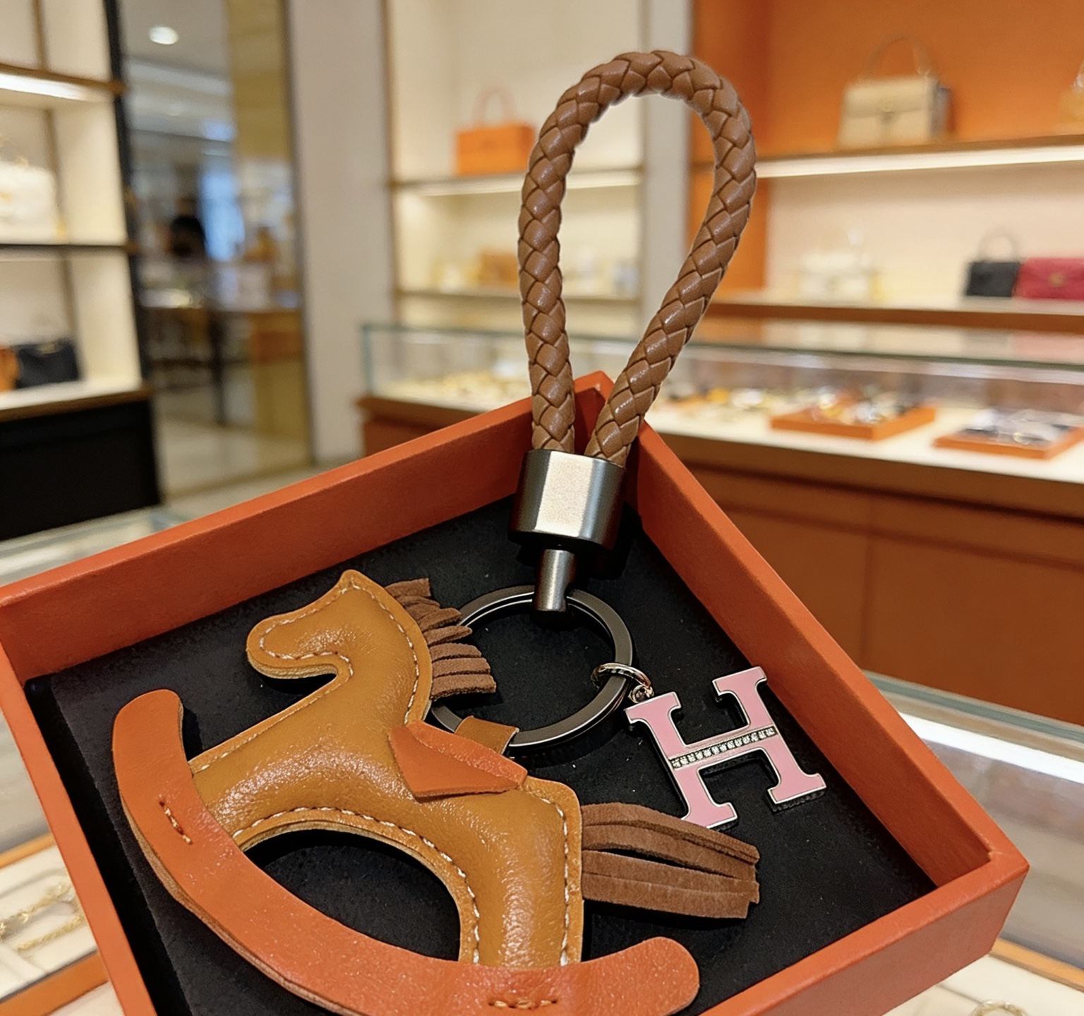Hermes Rocking Horse H Charm Porte-clés pendentif Cuir tressé marron beige cuir orange charme de cheval à bascule matériel en bronze à canon émail rose Charme H avec détails argentés 12 cm de longueur totale