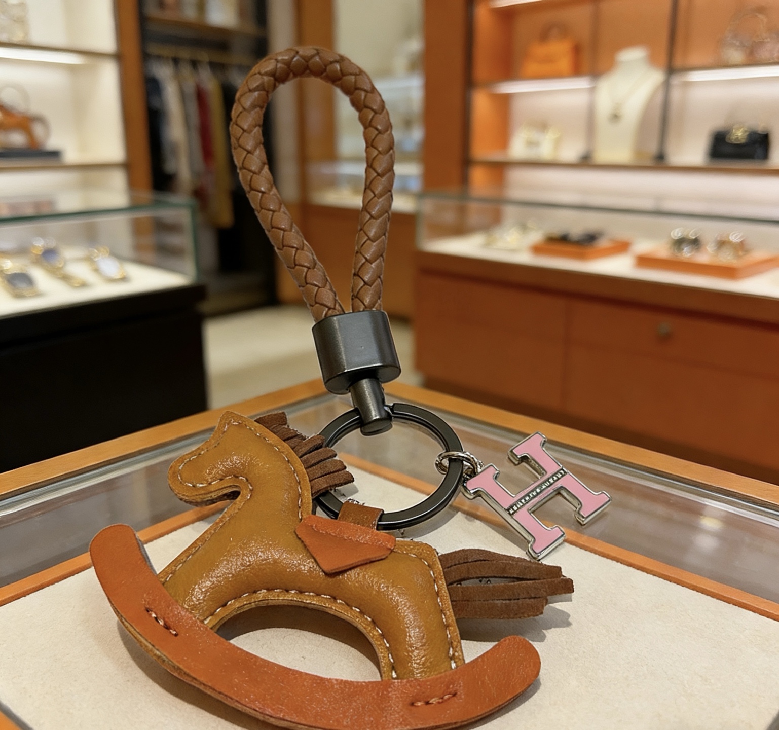 Hermes Rocking Horse H Charm Porte-clés pendentif Cuir tressé marron beige cuir orange charme de cheval à bascule matériel en bronze à canon émail rose Charme H avec détails argentés 12 cm de longueur totale
