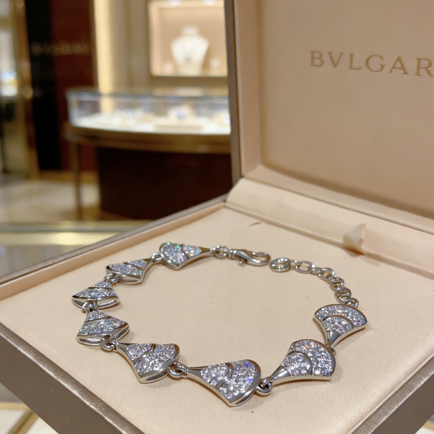 Bvlgari DIVAS DREAM bracelet 18k white gold pave set clear diamonds 18cm