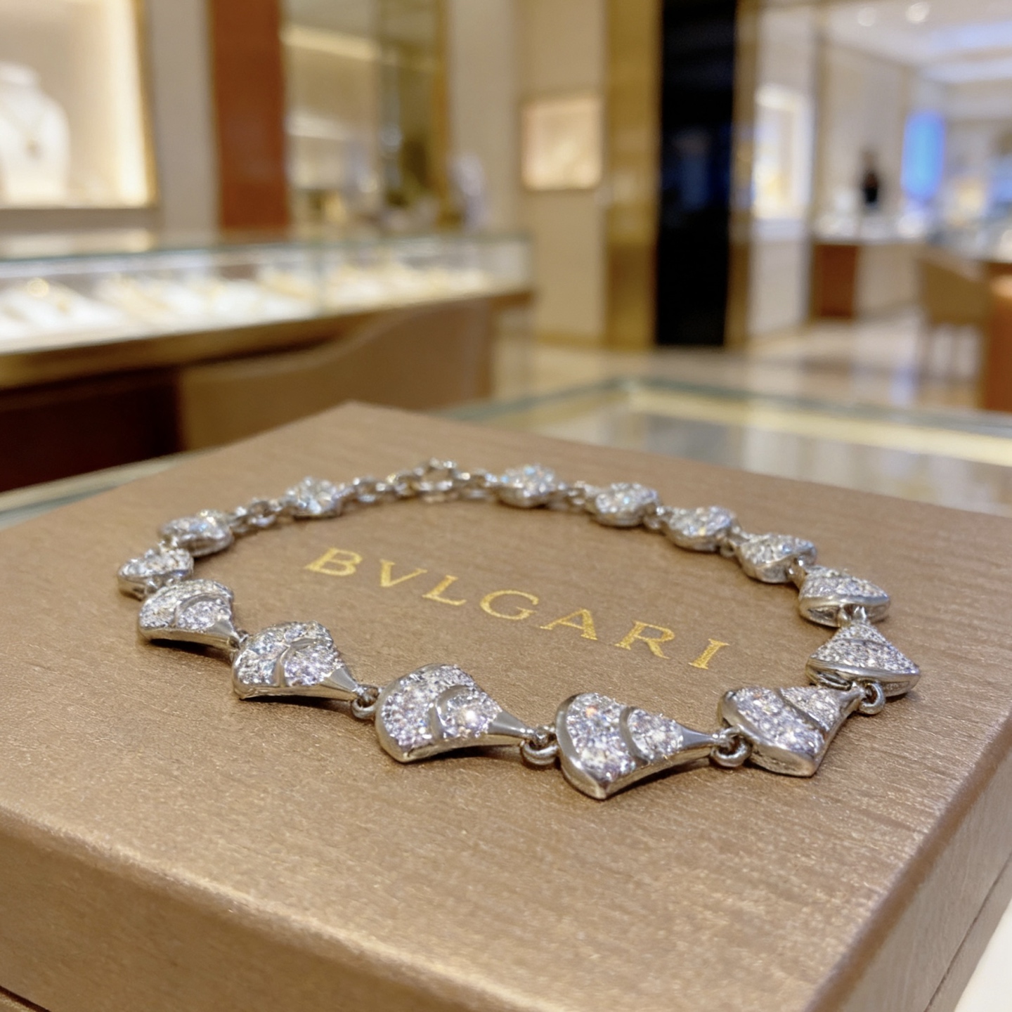 Bvlgari DIVAS DREAM bracelet 18k white gold pave set clear diamonds 18cm