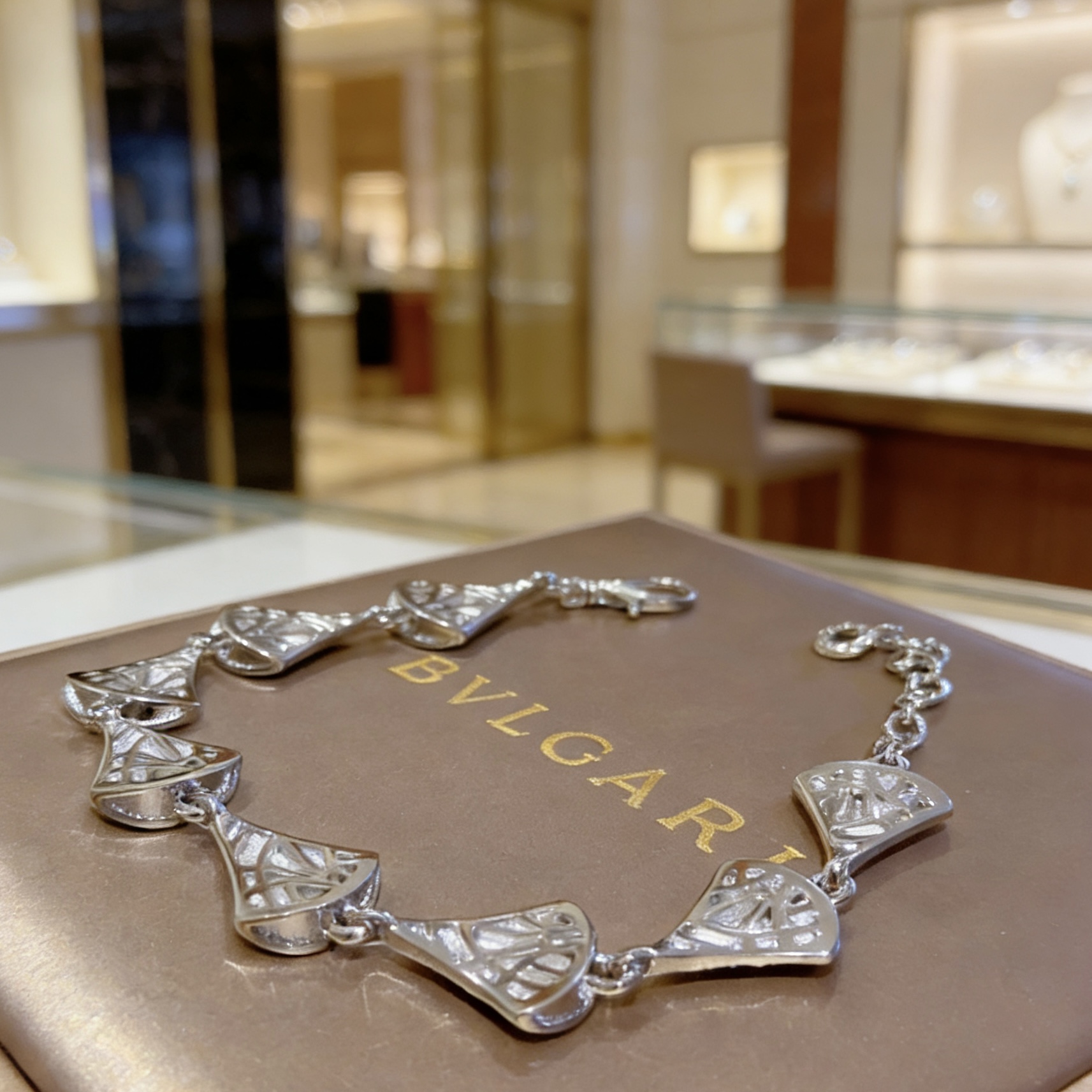 Bvlgari DIVAS DREAM bracelet 18k white gold pave set clear diamonds 18cm
