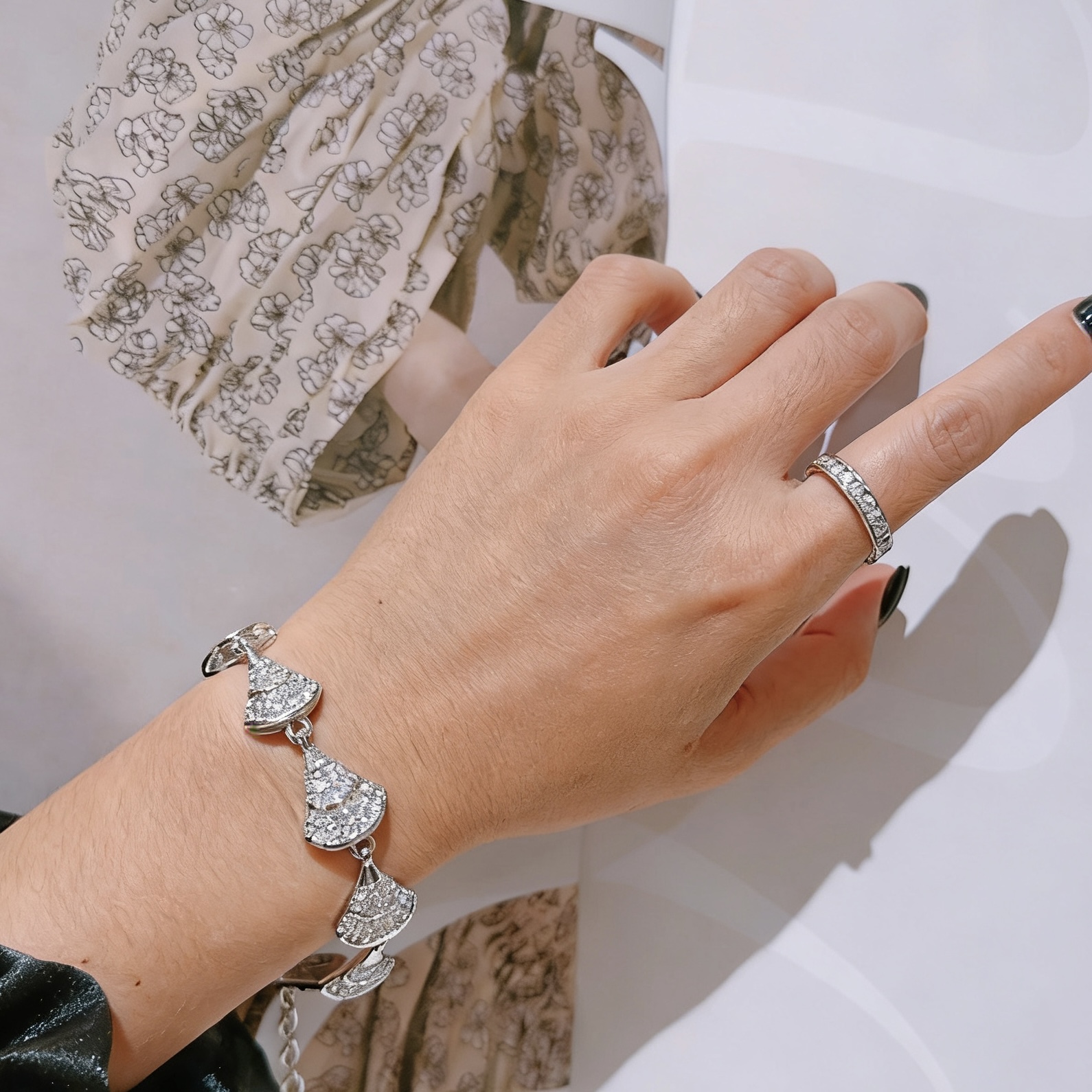 Bvlgari DIVAS DREAM bracelet 18k white gold pave set clear diamonds 18cm