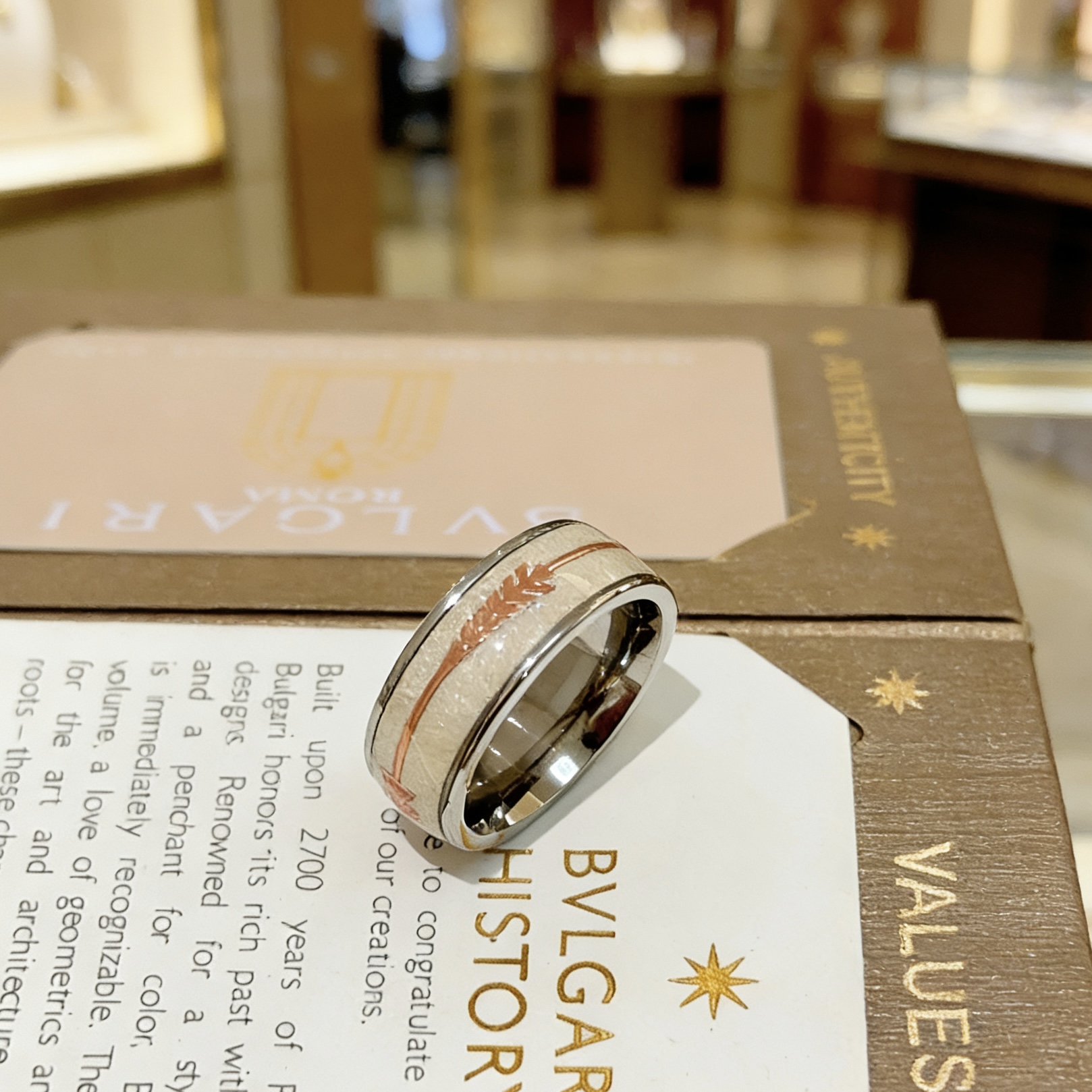 Bvlgari Bvlgari V ring silver-toned metal rose gold-toned arrow detail white enamel inlay 10