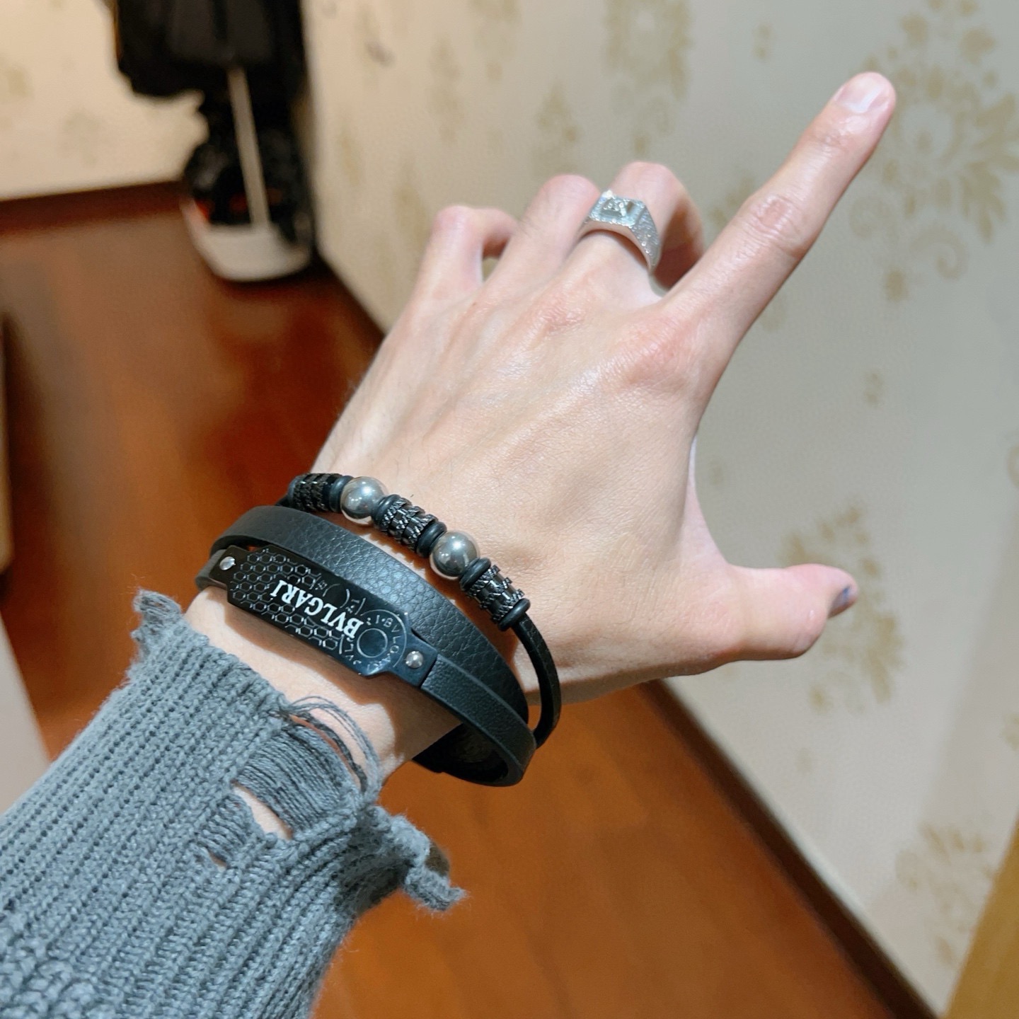Bracciale Bvlgari Serpenti Forever Coiled Leather Bracciale Pelle nera con hardware in metallo nero canna di fucile e accenti sferici color argento 19 cm