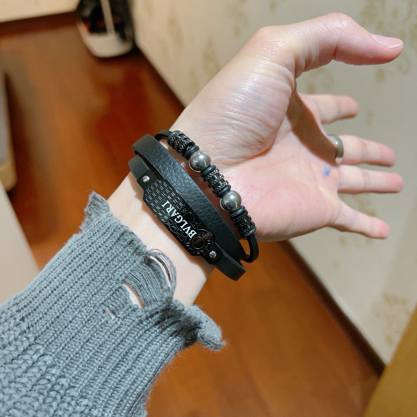 Bracciale Bvlgari Serpenti Forever Coiled Leather Bracciale Pelle nera con hardware in metallo nero canna di fucile e accenti sferici color argento 19 cm