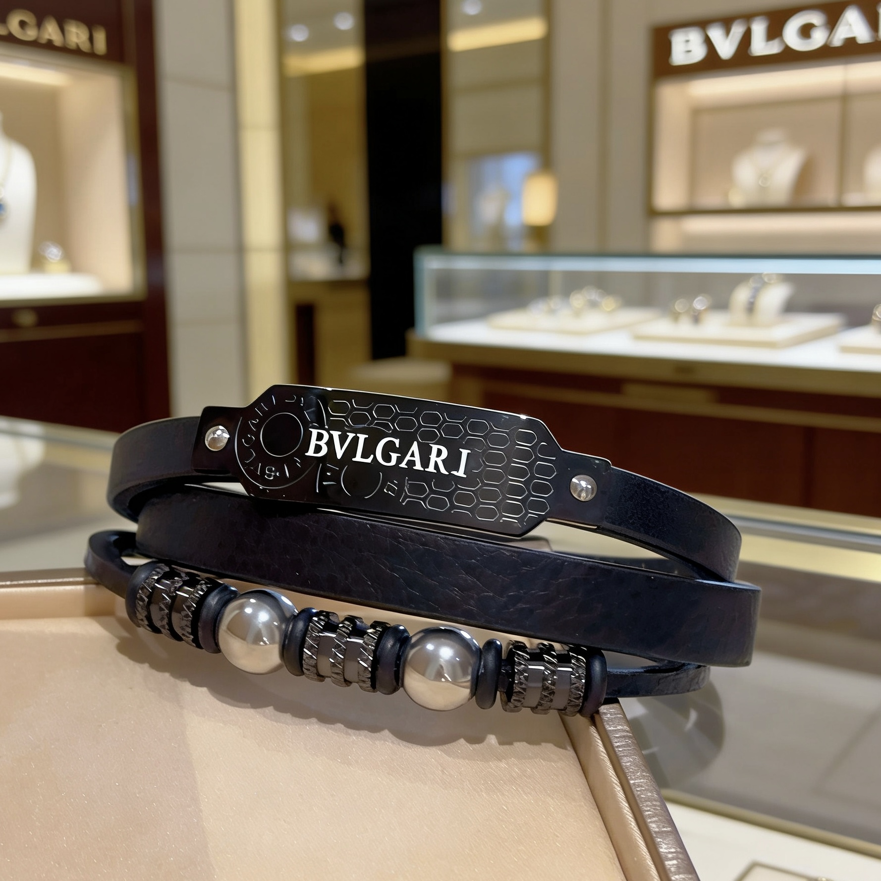 Bracciale Bvlgari Serpenti Forever Coiled Leather Bracciale Pelle nera con hardware in metallo nero canna di fucile e accenti sferici color argento 19 cm