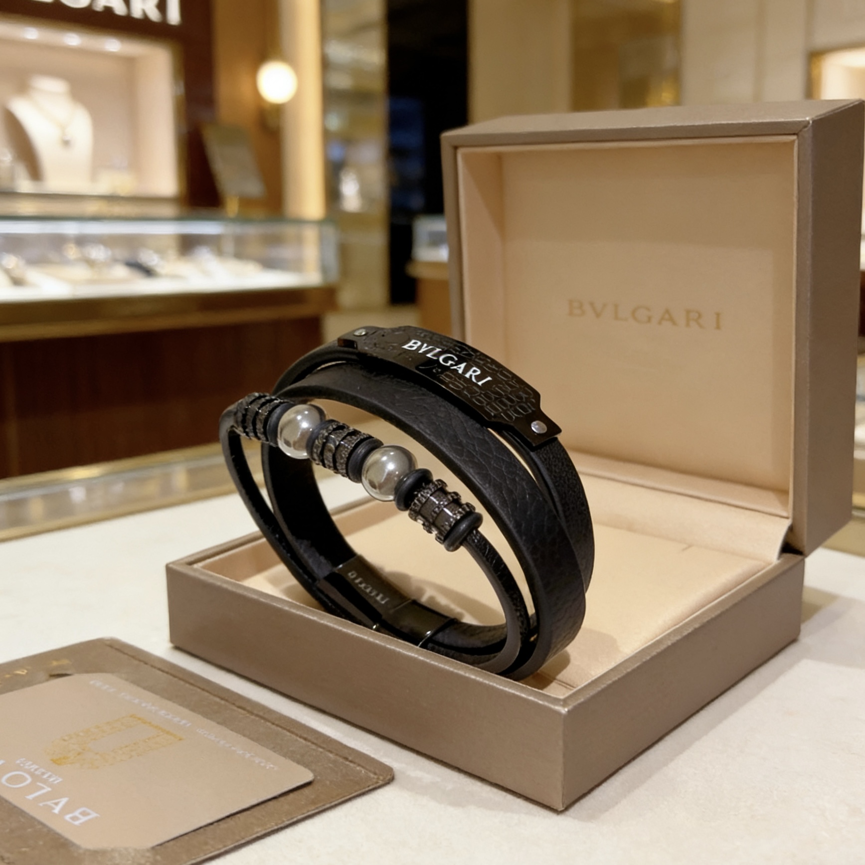 Bracciale Bvlgari Serpenti Forever Coiled Leather Bracciale Pelle nera con hardware in metallo nero canna di fucile e accenti sferici color argento 19 cm