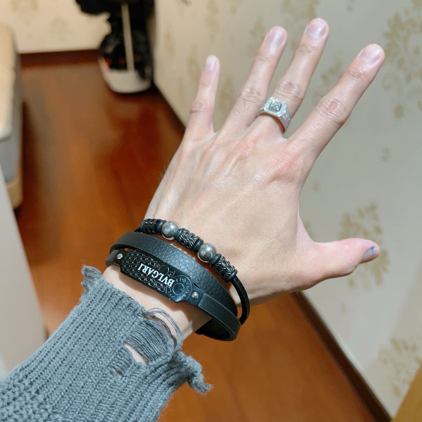 Bracciale Bvlgari Serpenti Forever Coiled Leather Bracciale Pelle nera con hardware in metallo nero canna di fucile e accenti sferici color argento 19 cm