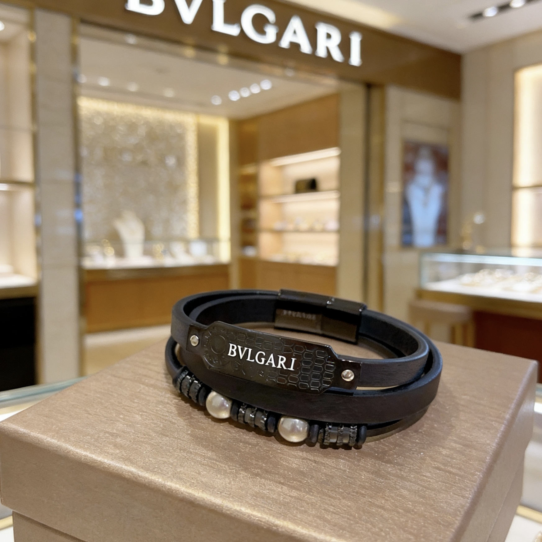 Bracciale Bvlgari Serpenti Forever Coiled Leather Bracciale Pelle nera con hardware in metallo nero canna di fucile e accenti sferici color argento 19 cm