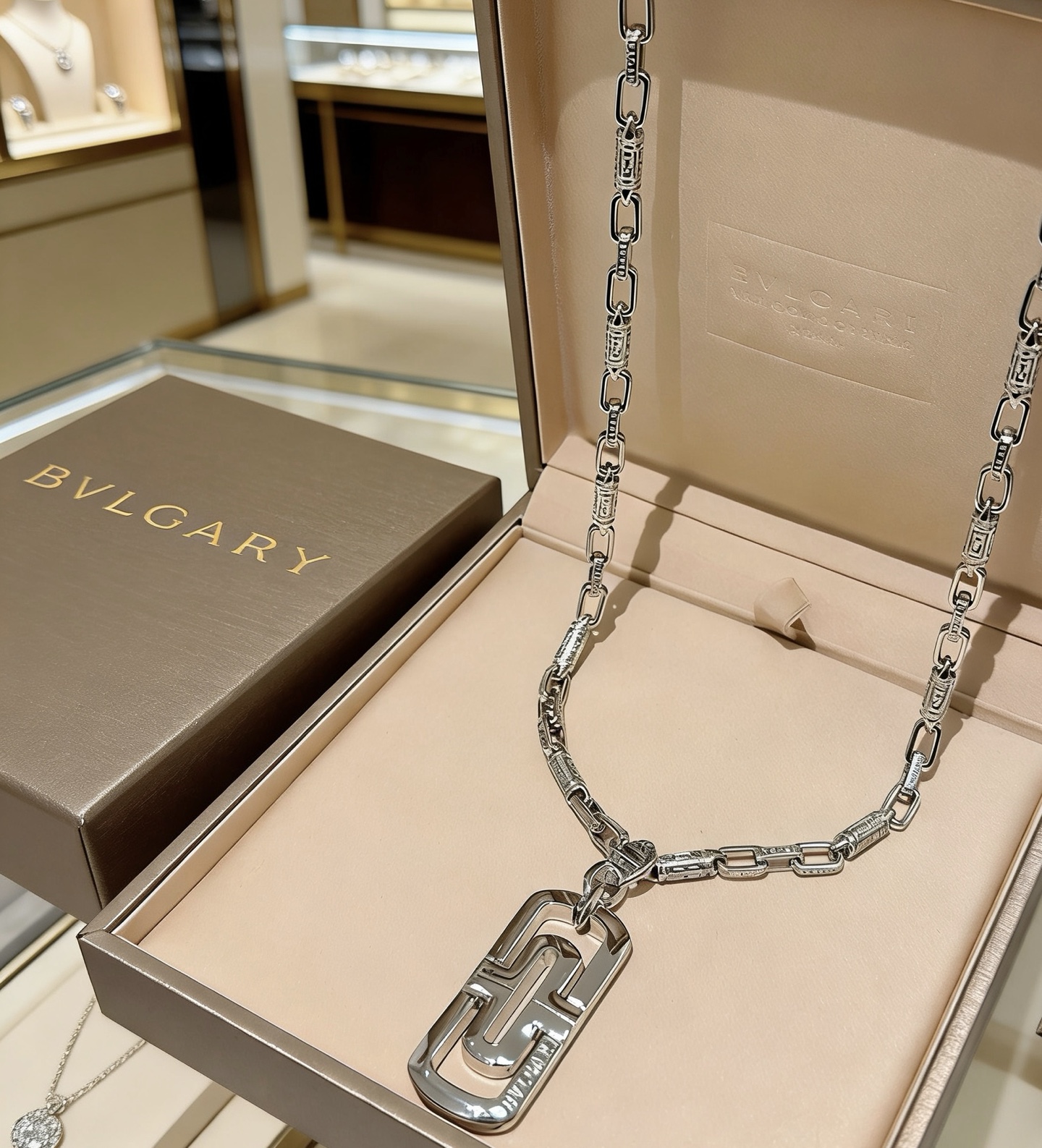 Bvlgari Bvlgari V necklace silver-toned metal 60cm