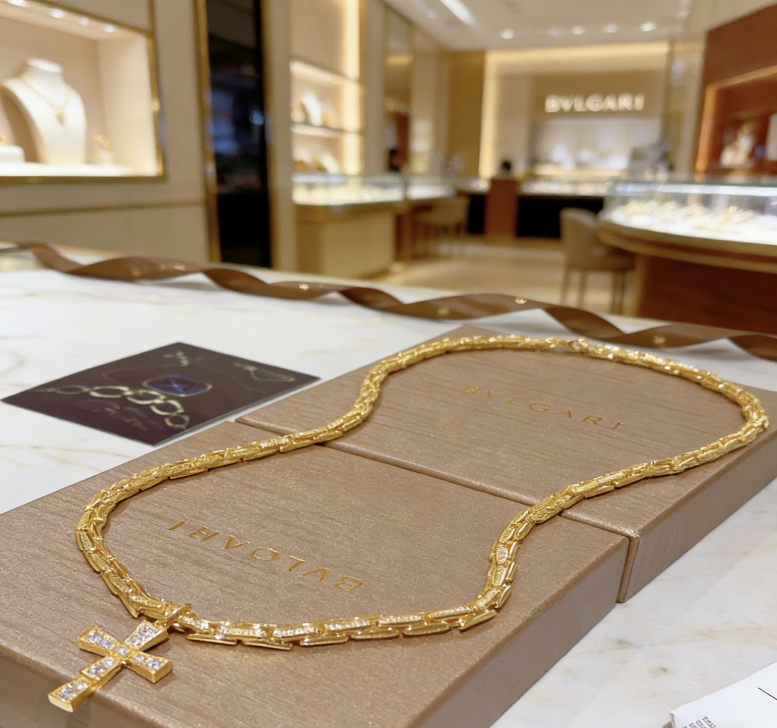 Bvlgari DIVAS DREAM Cross Pendant Chain necklace 18k yellow gold with clear diamond accents 50cm