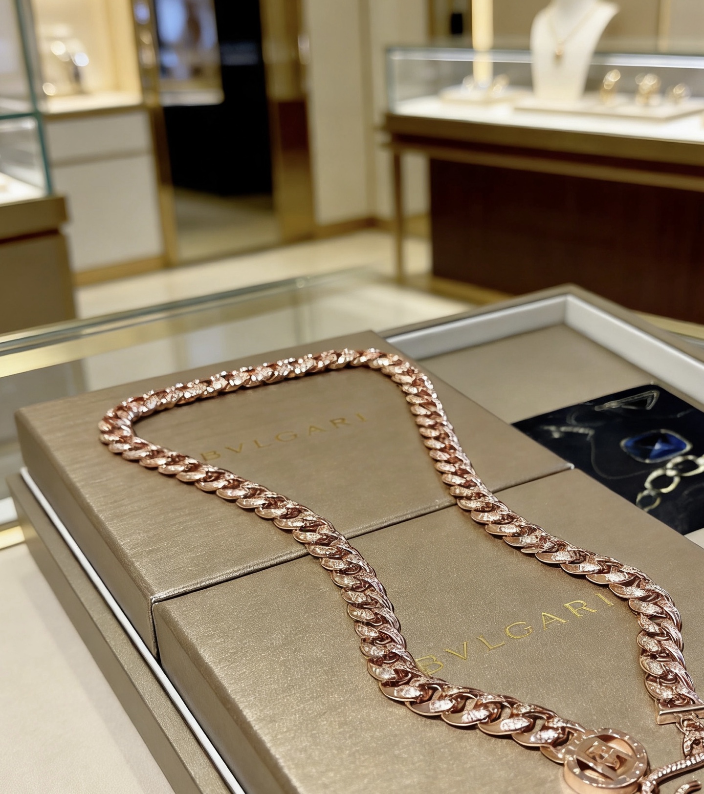 Bvlgari DIVAS DREAM necklace 18K rose gold with diamond accents 60