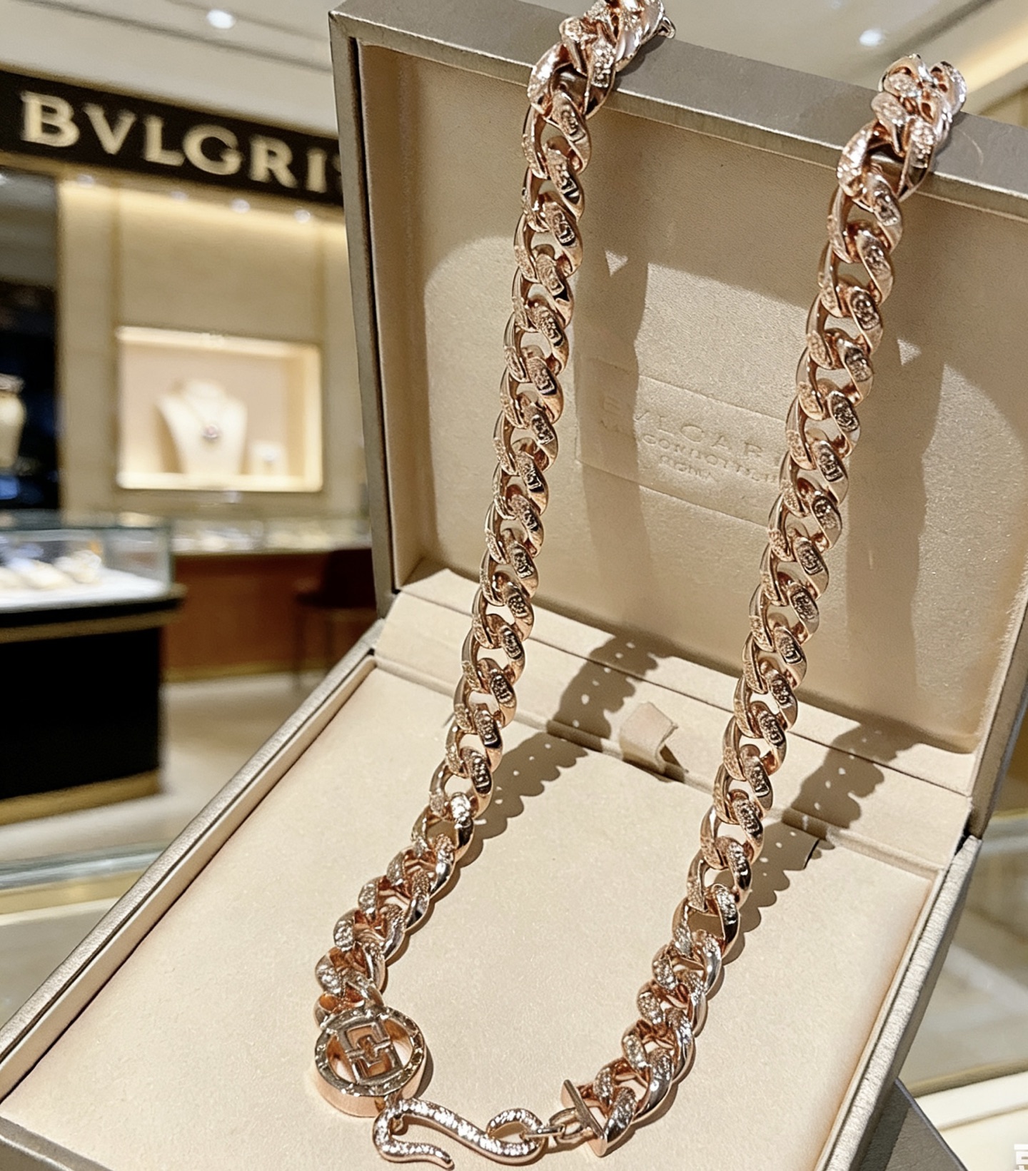 Bvlgari DIVAS DREAM necklace 18K rose gold with diamond accents 60