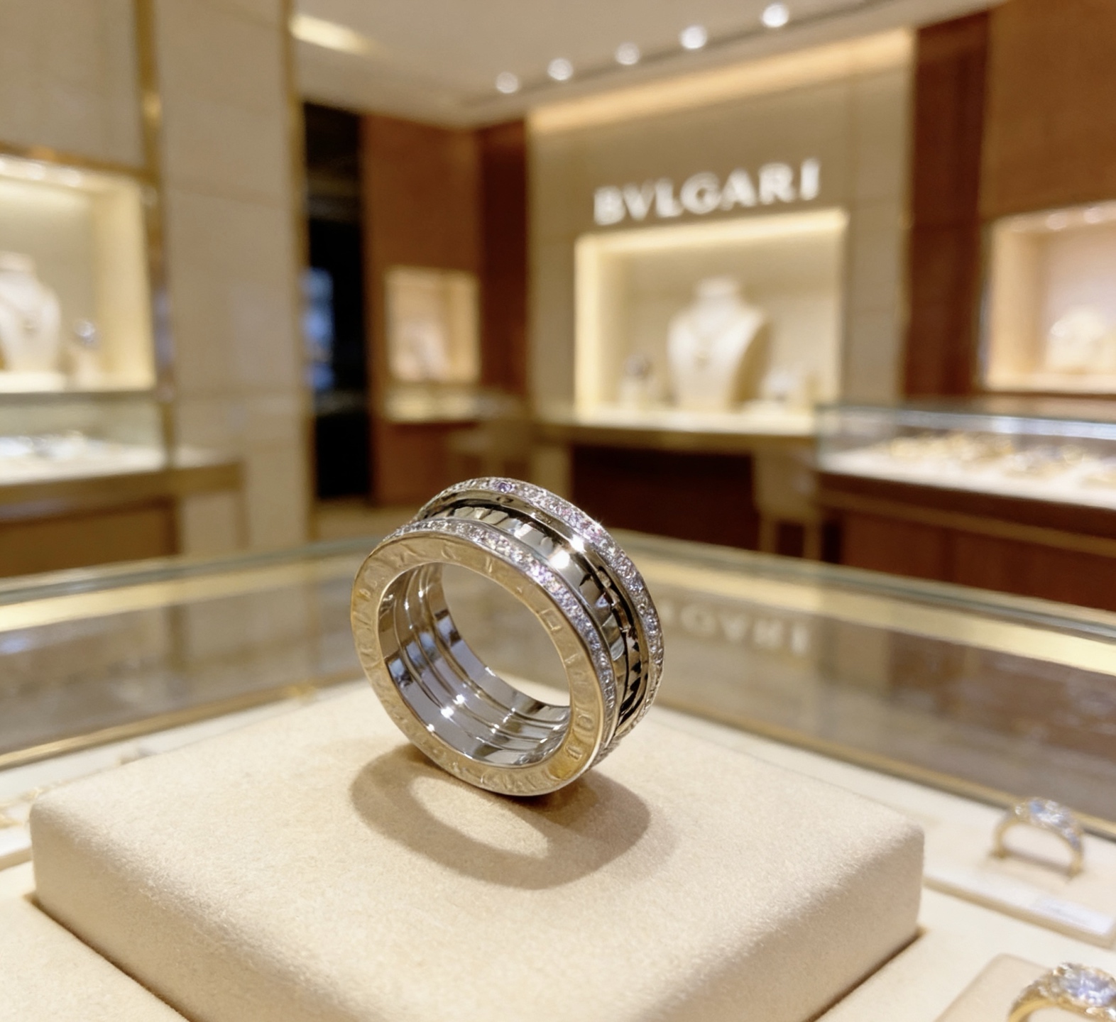 Bvlgari B zero1 Rock ring 18k white gold clear diamond 10