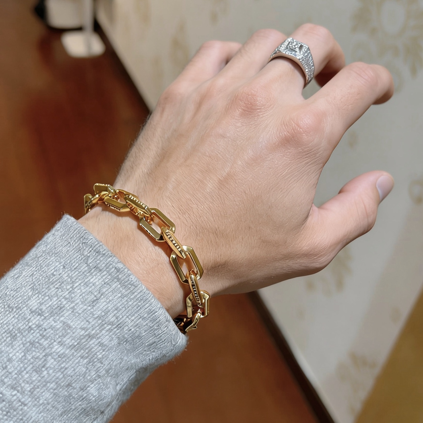 Bvlgari DIVAS DREAM bracelet 18K yellow gold with clear diamond accents 18cm