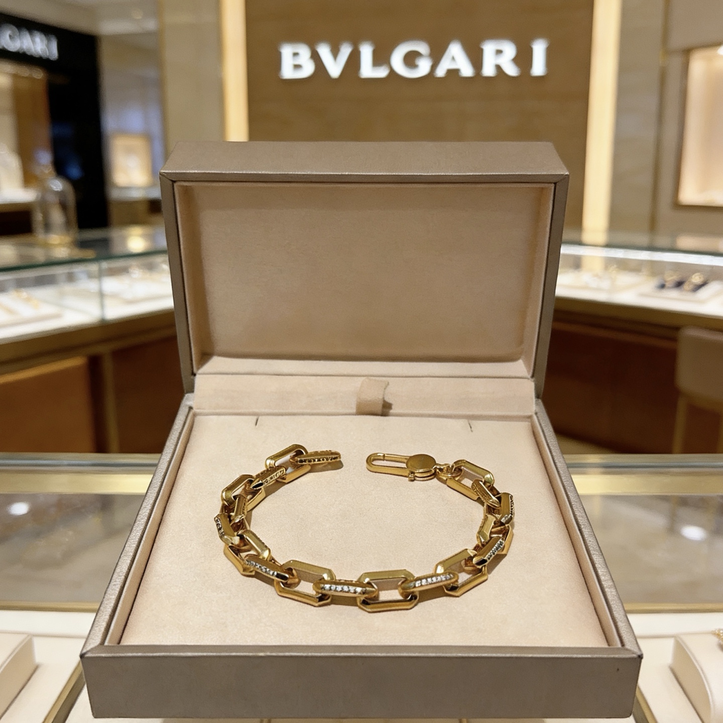 Bvlgari DIVAS DREAM bracelet 18K yellow gold with clear diamond accents 18cm