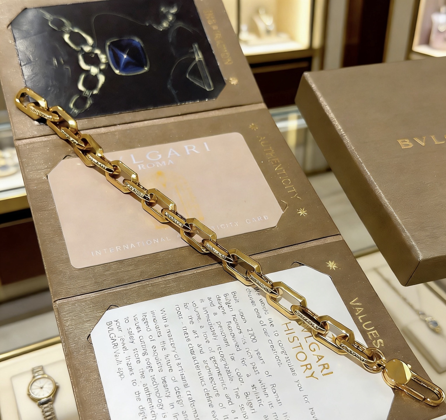 Bvlgari DIVAS DREAM bracelet 18K yellow gold with clear diamond accents 18cm