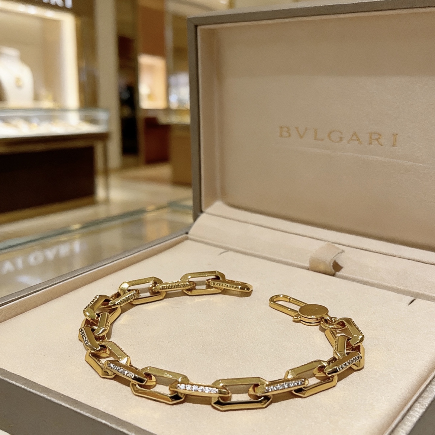 Bvlgari DIVAS DREAM bracelet 18K yellow gold with clear diamond accents 18cm
