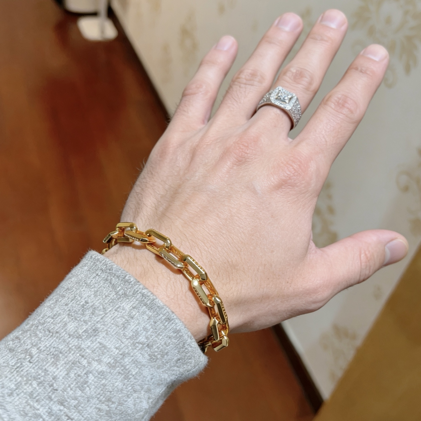Bvlgari DIVAS DREAM bracelet 18K yellow gold with clear diamond accents 18cm