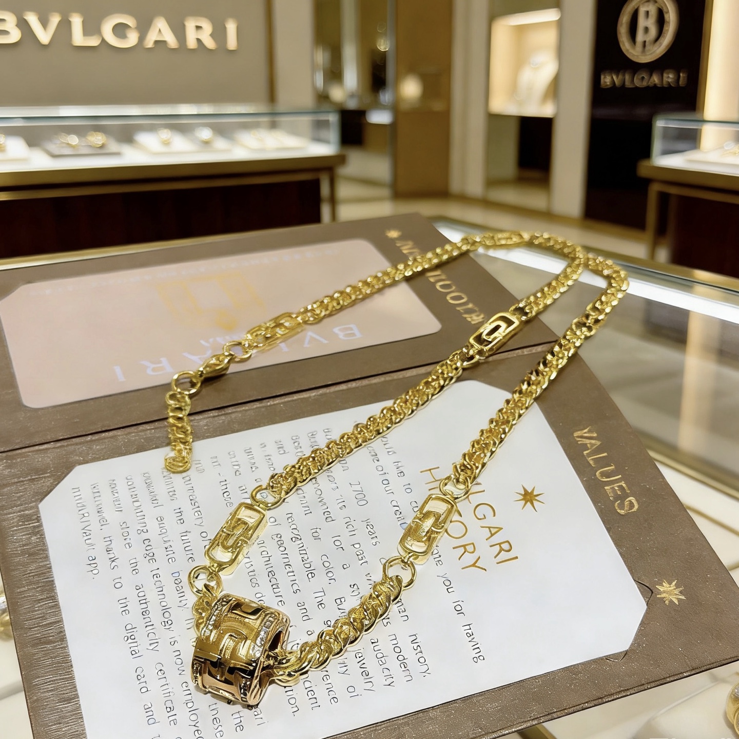 Bvlgari Bvlgari Bvlgari necklace 18K yellow gold with diamond accents 60cm
