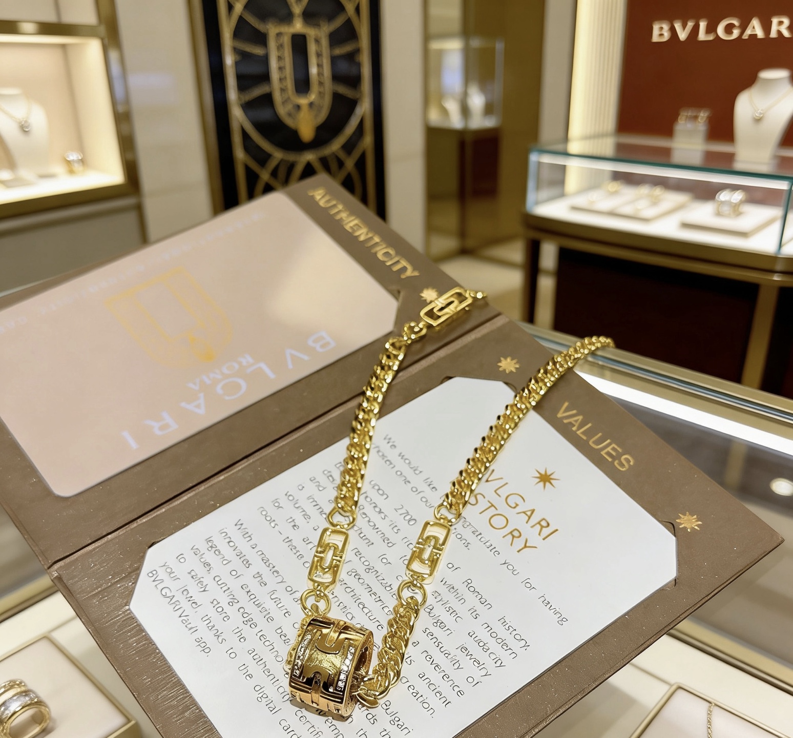 Bvlgari Bvlgari Bvlgari necklace 18K yellow gold with diamond accents 60cm