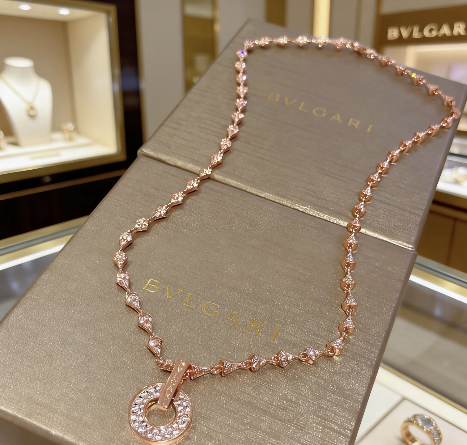 Bvlgari DIVAS DREAM necklace Rose gold with clear pave diamonds 42cm