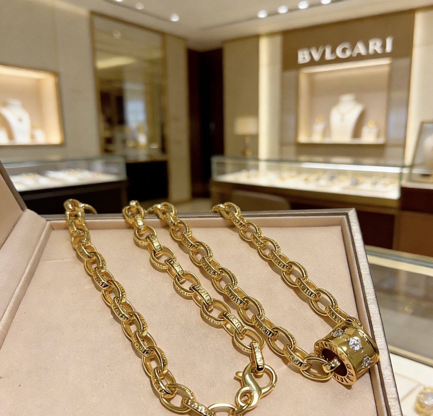 Bvlgari B zero1 necklace 18k yellow gold with clear diamond accents 45cm