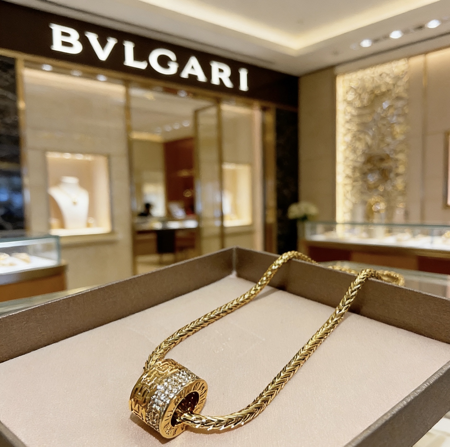 Bvlgari B zero1 necklace 18K yellow gold with pave set clear diamonds 60cm