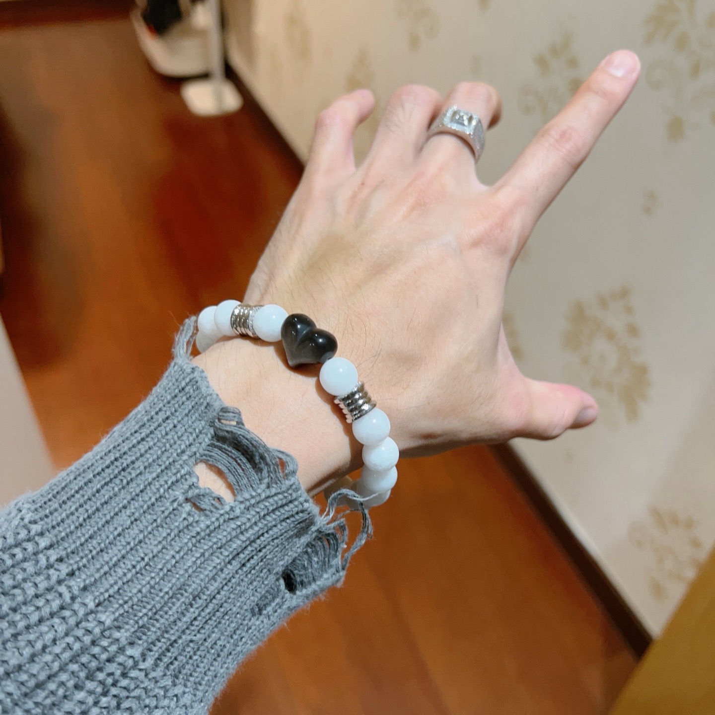 Bvlgari DIVAS DREAM bracelet silver-toned metal with white beads and black heart charm 18