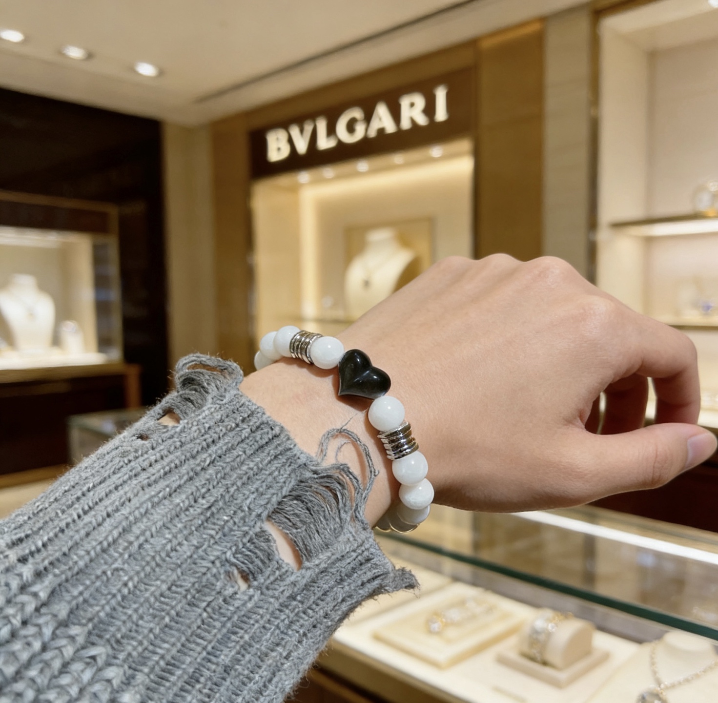 Bvlgari DIVAS DREAM bracelet silver-toned metal with white beads and black heart charm 18
