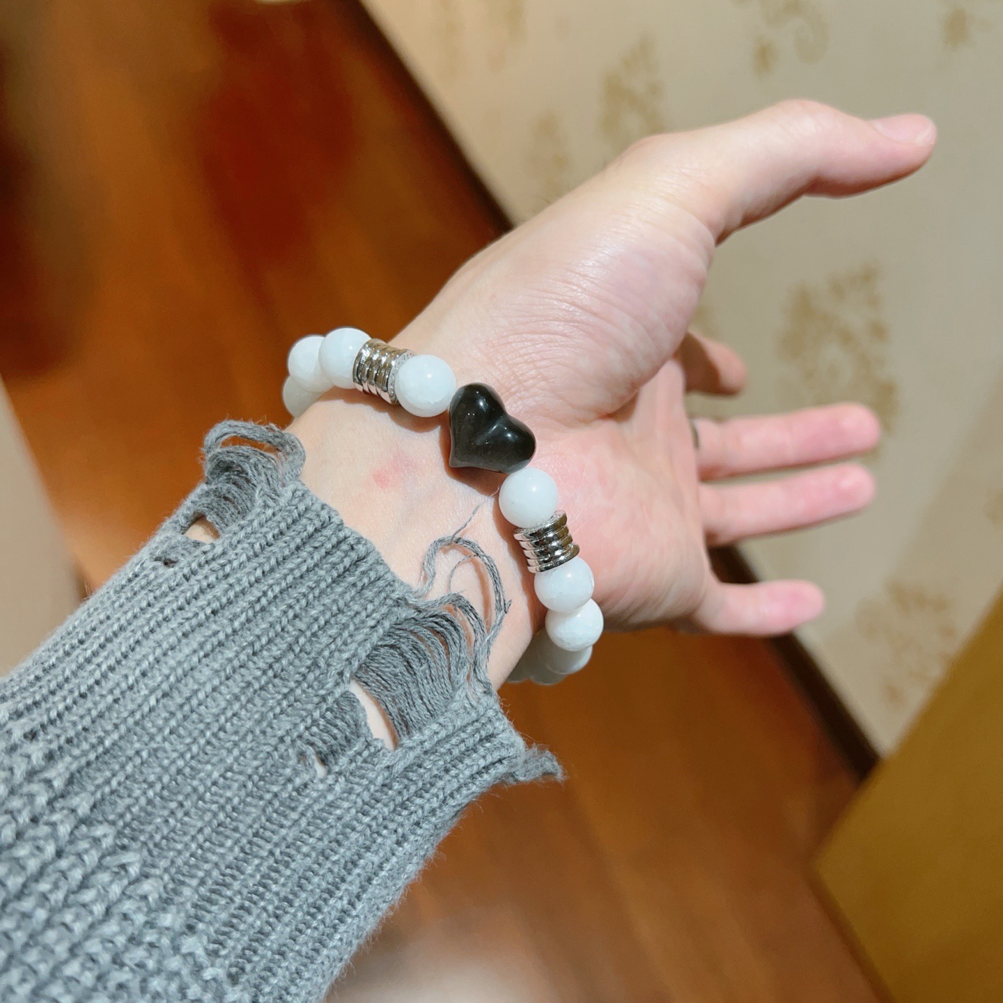 Bvlgari DIVAS DREAM bracelet silver-toned metal with white beads and black heart charm 18