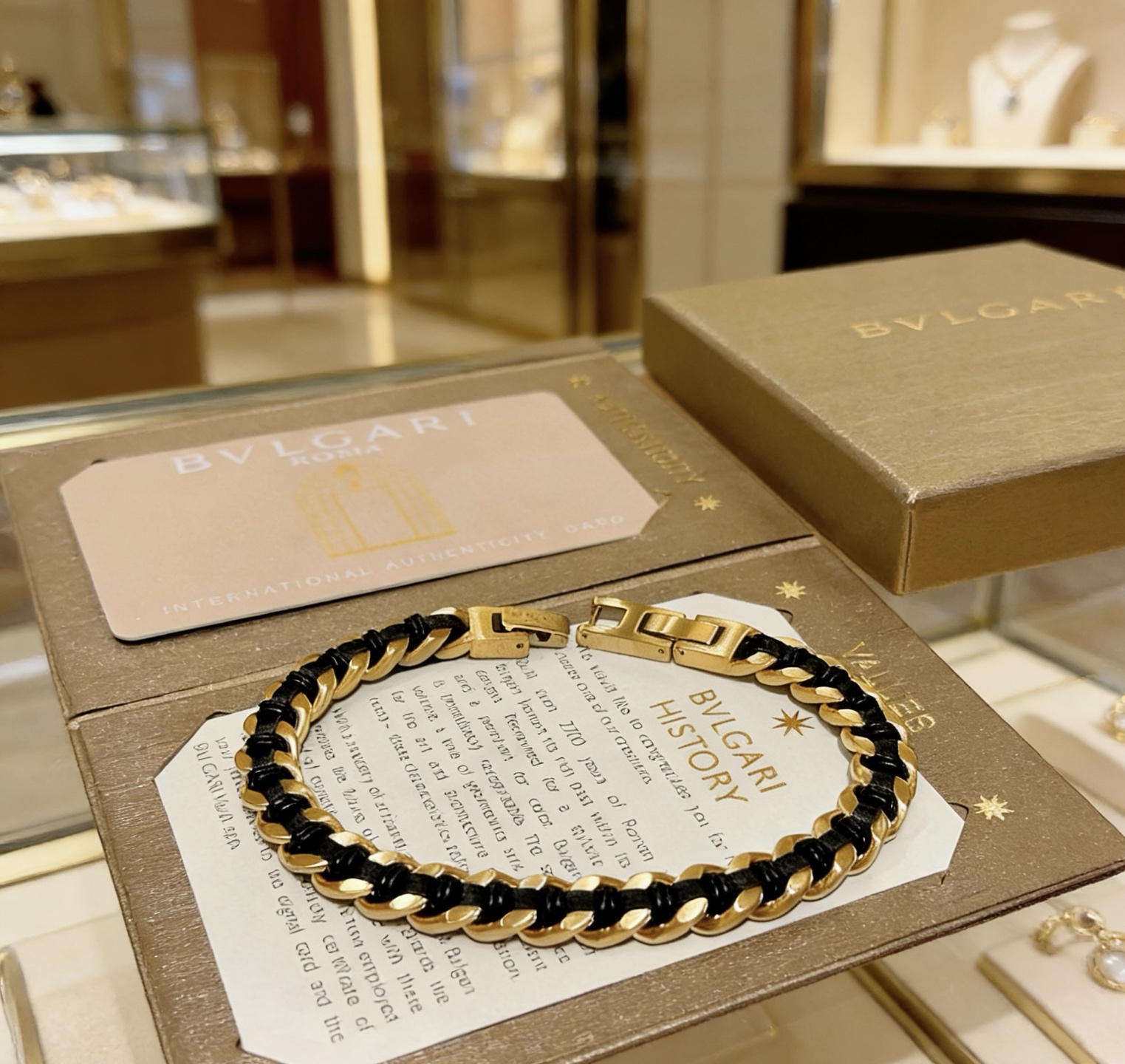 Bvlgari Bvlgari Bvlgari bracelet gold-tone metal with black leather braid 19cm
