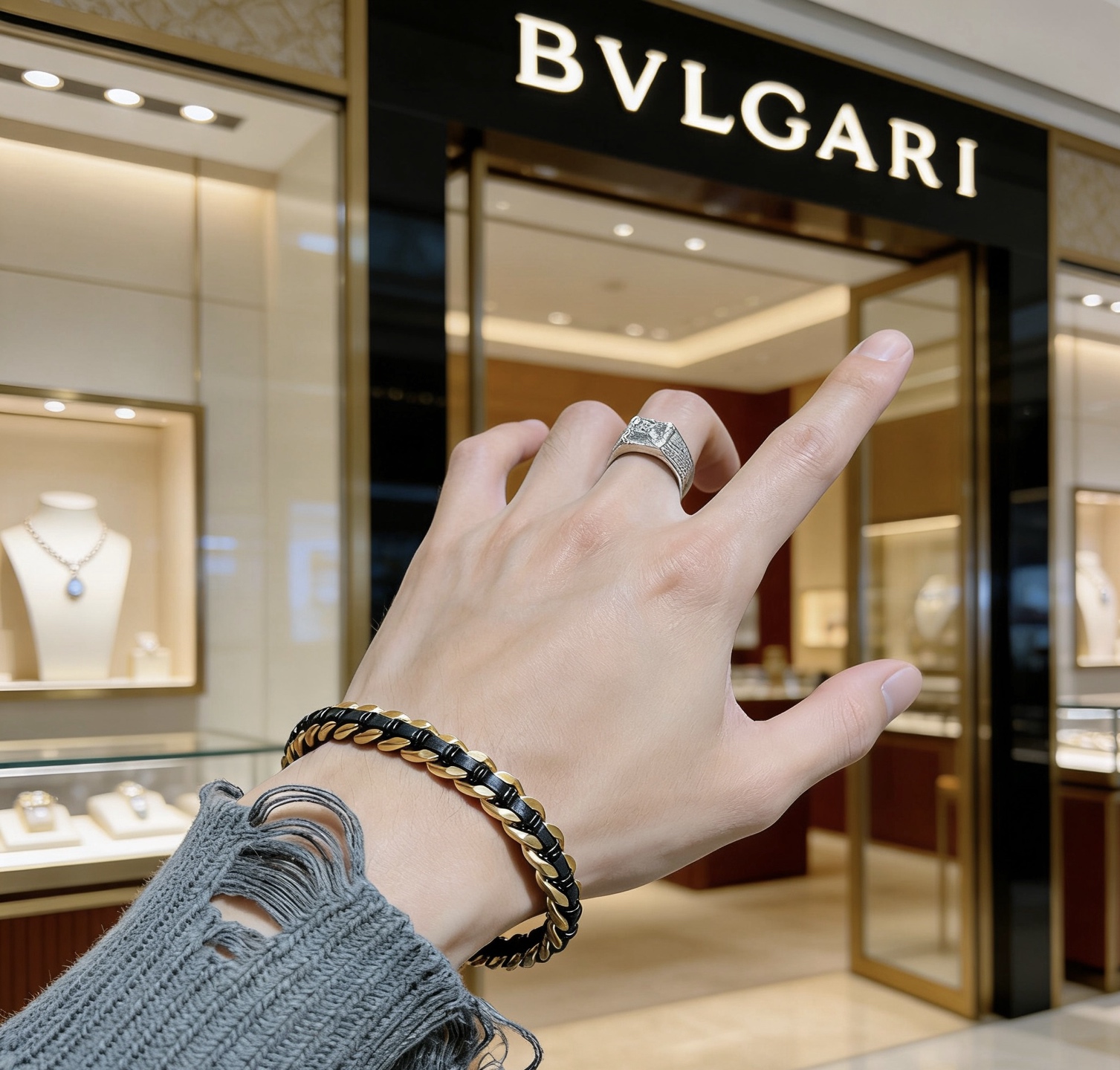 Bvlgari Bvlgari Bvlgari bracelet gold-tone metal with black leather braid 19cm