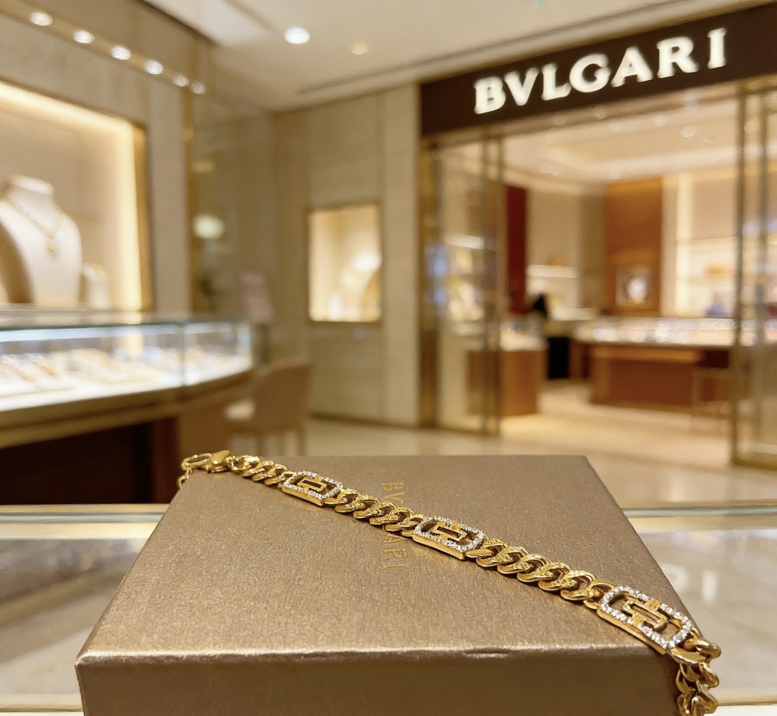 Bvlgari DIVAS DREAM bracelet 18k yellow gold with clear diamond pave accents 18cm