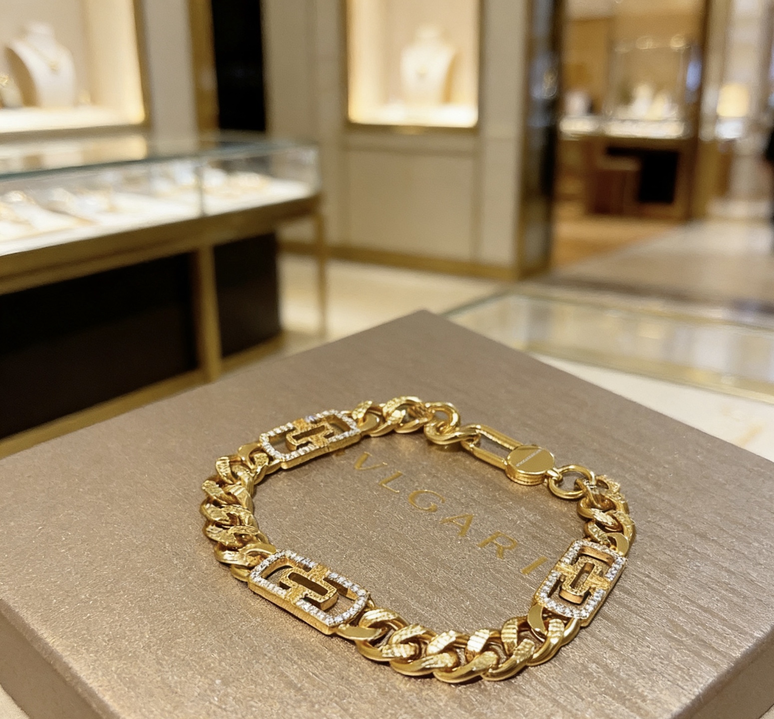 Bvlgari DIVAS DREAM bracelet 18k yellow gold with clear diamond pave accents 18cm