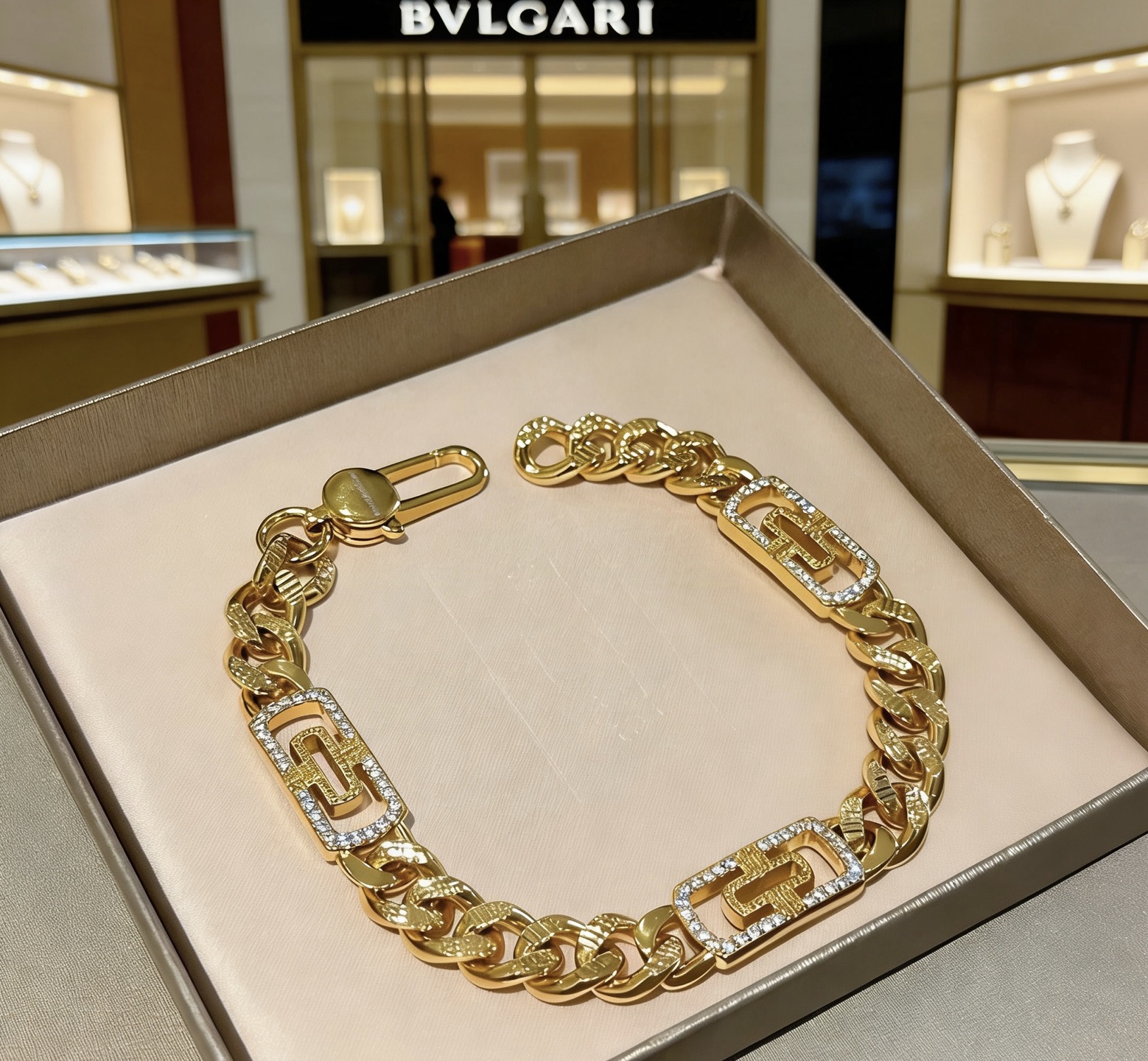 Bvlgari DIVAS DREAM bracelet 18k yellow gold with clear diamond pave accents 18cm