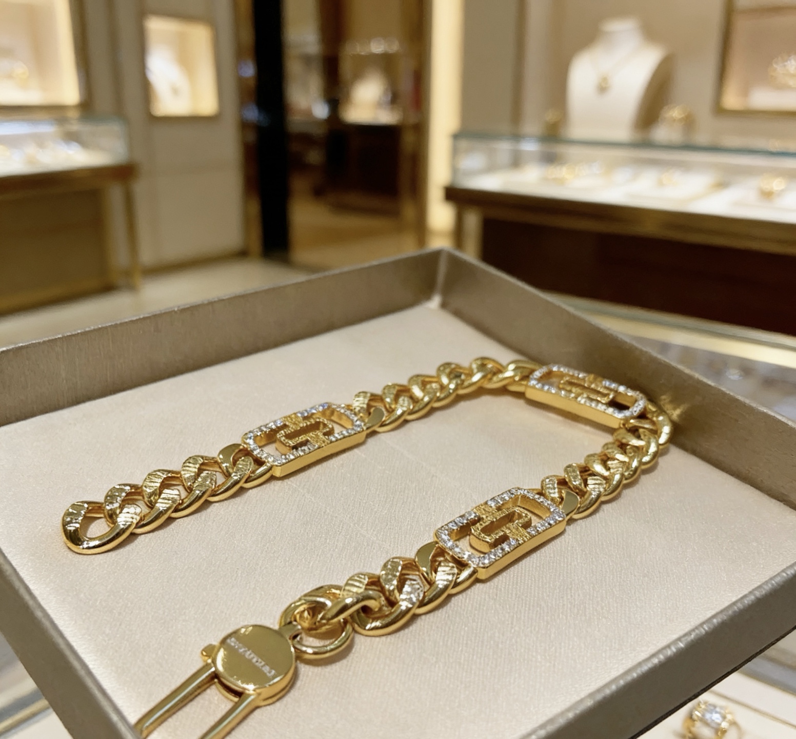 Bvlgari DIVAS DREAM bracelet 18k yellow gold with clear diamond pave accents 18cm