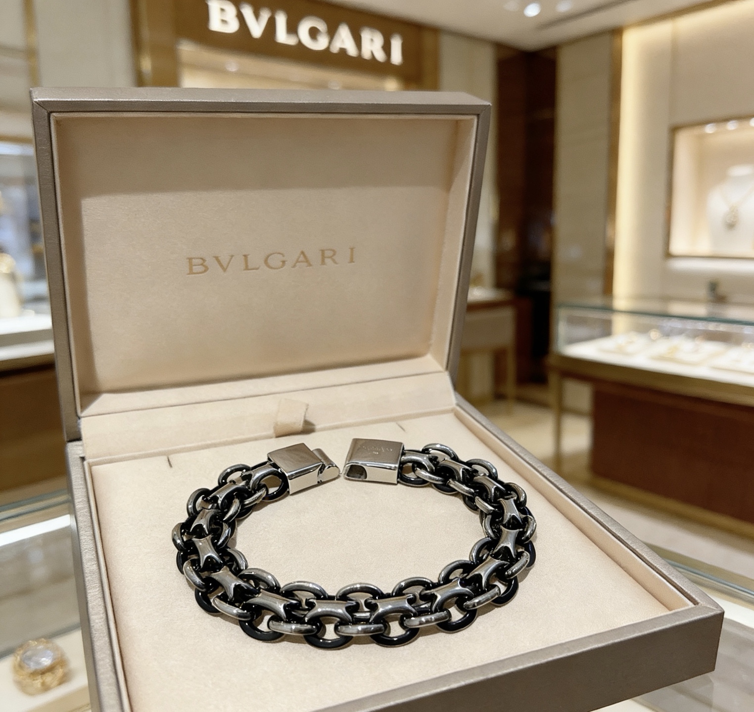 Bvlgari Divas Dream bracelet 18k white gold with black ceramic 19cm