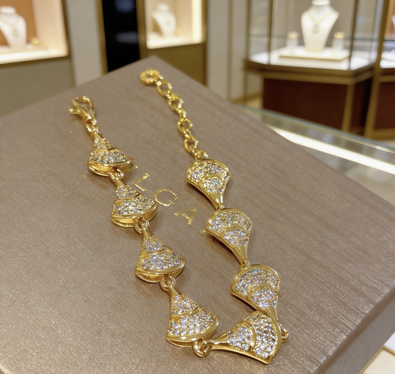 Bvlgari DIVAS DREAM bracelet 18k yellow gold with pave diamonds 17-19cm adjustable