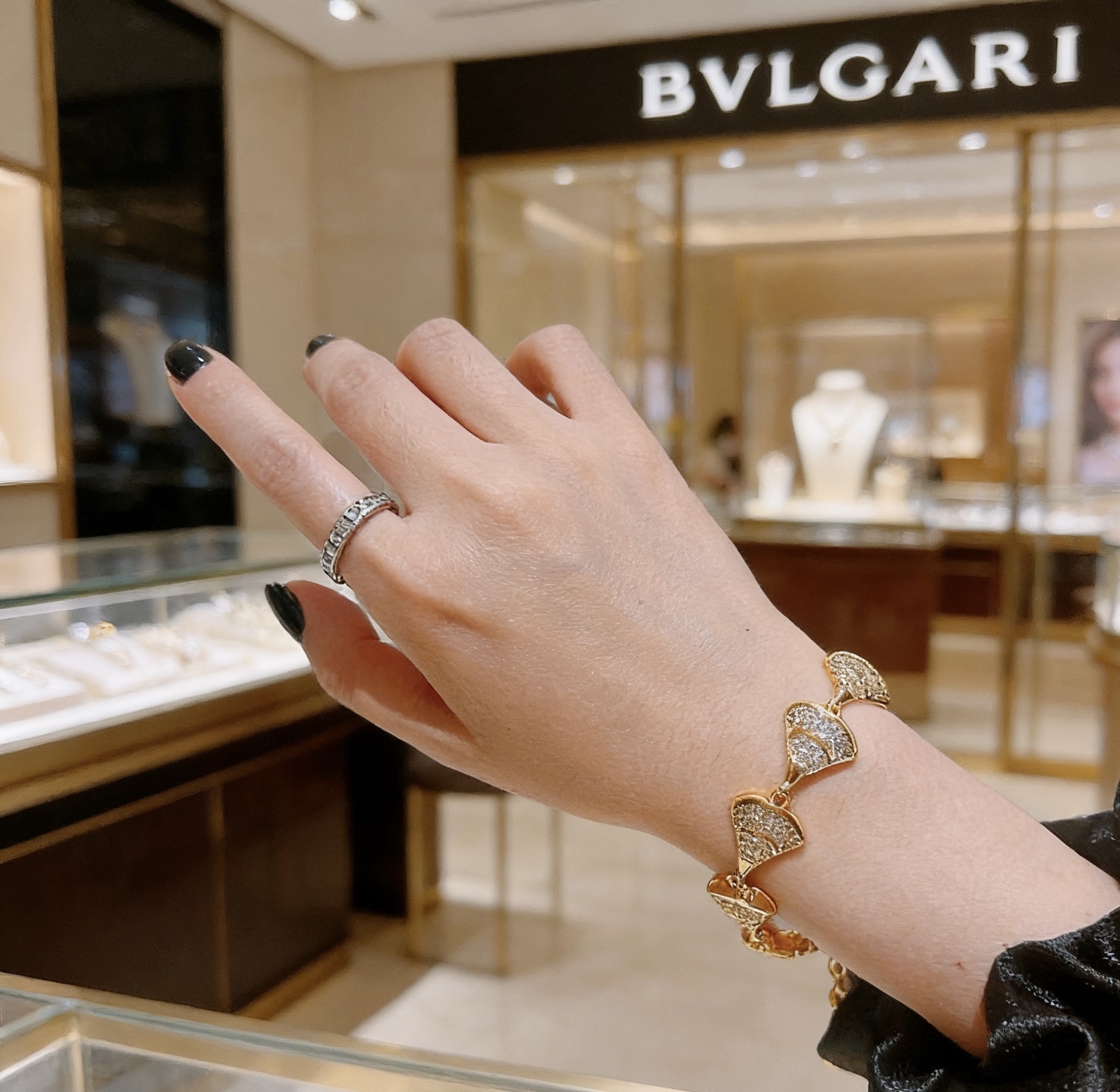 Bvlgari DIVAS DREAM bracelet 18k yellow gold with pave diamonds 17-19cm adjustable
