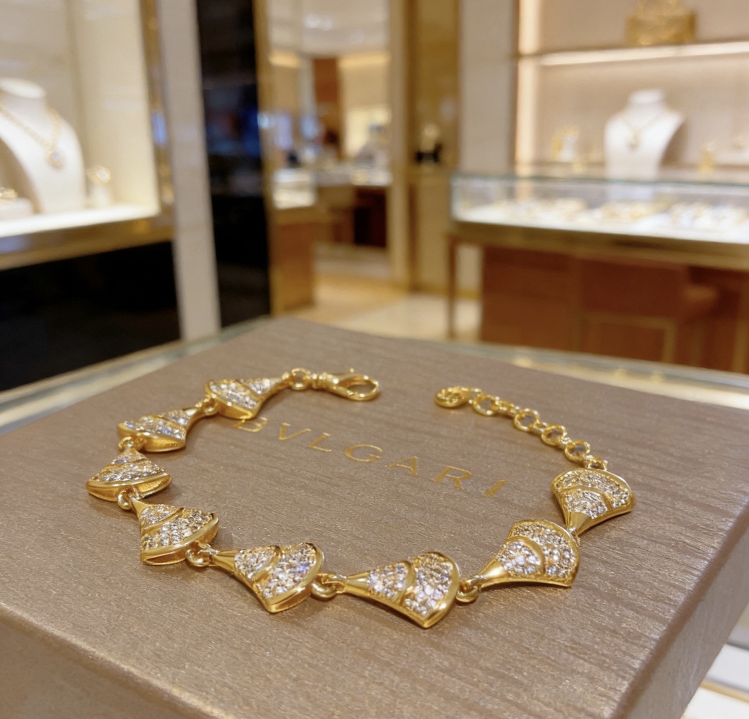 Bvlgari DIVAS DREAM bracelet 18k yellow gold with pave diamonds 17-19cm adjustable