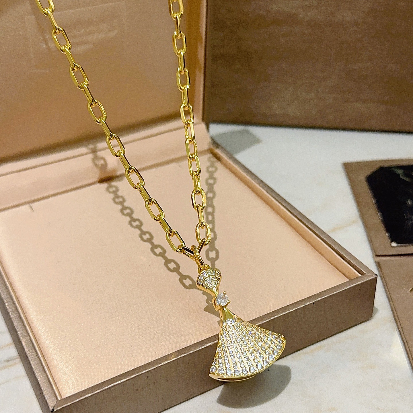 Bvlgari Divas Dream necklace 18K yellow gold with pave set clear diamonds 45cm