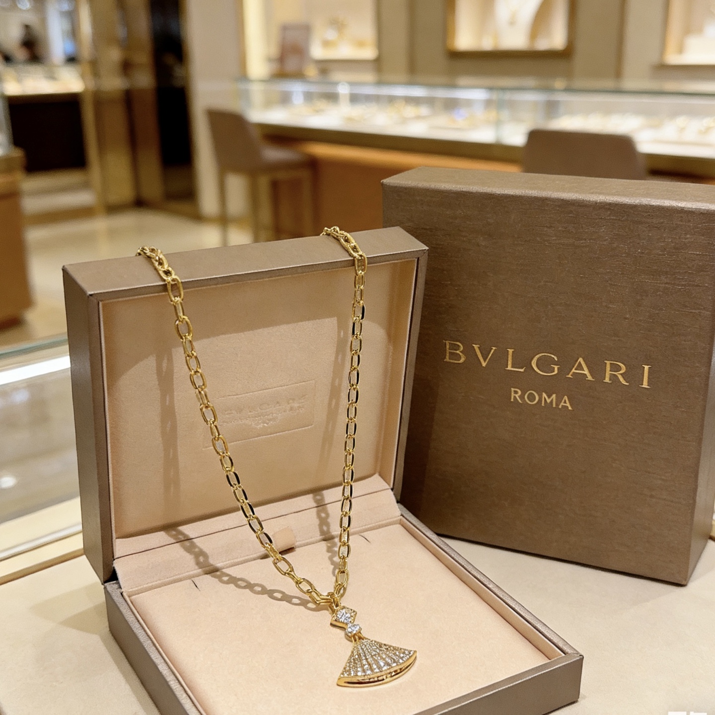Bvlgari Divas Dream necklace 18K yellow gold with pave set clear diamonds 45cm