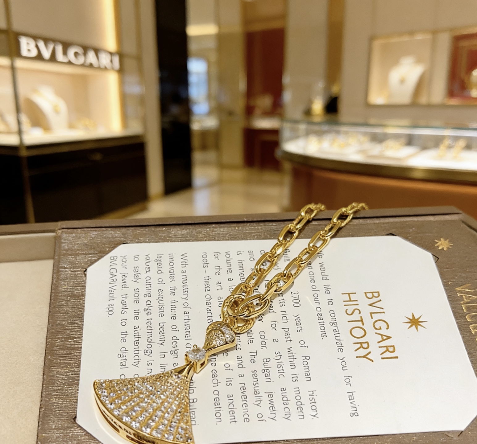 Bvlgari Divas Dream necklace 18K yellow gold with pave set clear diamonds 45cm