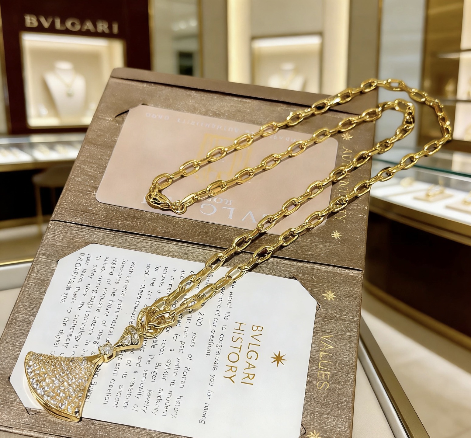 Bvlgari Divas Dream necklace 18K yellow gold with pave set clear diamonds 45cm